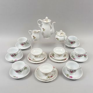 Servicio abierto de té. China y otro, siglo XX. Estilo Maria Teresa. Elaborado en porcelana blanca con enfilados dorados. Pz: 31