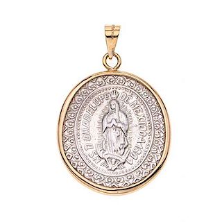 Medalla en plata .925 y oro amarillo de 14k. Imagen de la Vírgen de Guadalupe. Bisel en oro amarillo de 14k. Peso: 6.2 g.