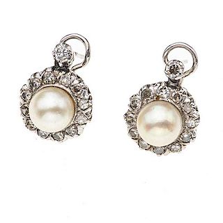 Par de aretes con perlas y diamantes en plata paladio. 2 perlas cultivadas color crema de 8 mm. 26 diamantes corte 8 x 8. Peso...