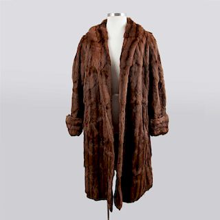 Abrigo largo elaborado en piel color café. Talla aproximada: Mediana