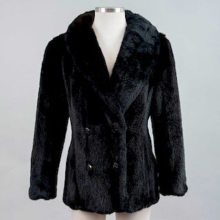 Abrigo corto elaborado en piel color negro. Talla aproximada: Mediana