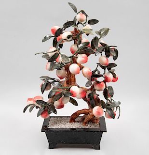 Árbol de la abundancia. China, siglo XX. Tronco de cerámica vidriada, duraznos con jardinera de onix y hojas de serpentina.