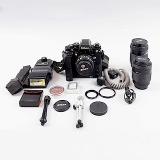 Lote de artículos fotográficos. Consta de: Nikon F3/Cámara fotográfica análoga 35 mm, lente 70-210 mm, lente 28 mm. Pz: 7