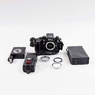 Lote de artículos fotográficos. Consta de: Nikon F4/Cámara fotográfica, Flash Speedlight 28, 3 filtros, funda y flash Speedlight.
