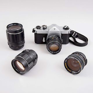 Lote de artículos fotográficos. Consta de: Cámara Honeywell Pentax, lente Avanar 28 mm, lente Takumar 135 mm Honeywell Pentax, otros.