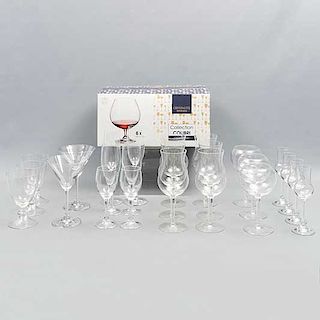 Lote de 82 copas. Siglo XX. Diferentes diseños. Elaboradas en cristal. Consta de: 2 de coctel, 2 vermouth, 21 para vino tinto, otras.