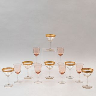 Servicio abierto de copas. Siglo XX. Elaboradas en cristal, con cenefas orgánicas, una en esmalte dorada. Diseños lisos. Pz: 12