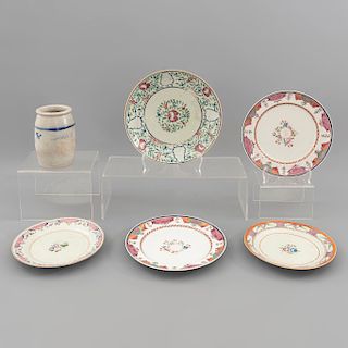 Lote de jarrón y 5 platos. Diferentes orígenes y diseños. En cerámica, uno ANSJOVIS. Decorados con elementos vegetales y frutales.