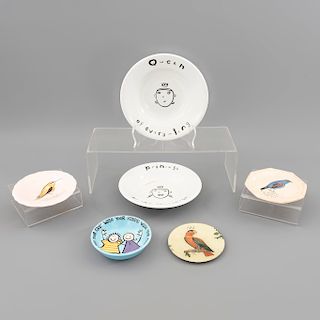 Lote de 6 platos. Diferentes orígenes y diseños. SXX. En cerámica y semiporcelana. Algunos marca Wendy Tancock, John Derian, otros.