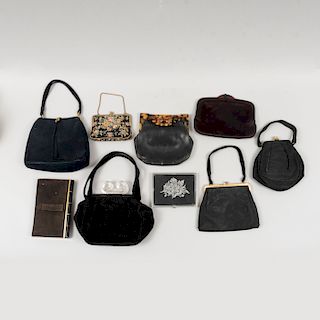 Lote de bolsos para dama. Siglo XX. Elaborados en textil, piel, latón y en técnica petit-point. Diferentes diseños. Piezas: 9