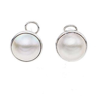 Par de aretes con medias perlas en plata paladio. 2 medias perlas cultivadas de 16 mm. Peso: 12.1 g.