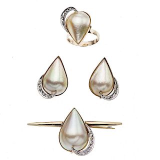 Prendedor, anillo y par de aretes con perlas y diamantes en oro amarillo de 14k. 3 medias perlas corte gota color crema. 18 diam...
