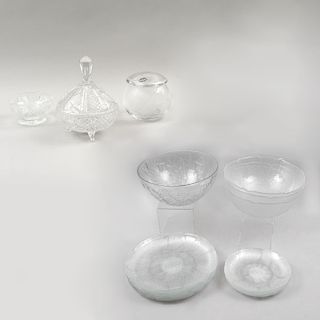 Lote de centros y platos de servicio. Checoslovaquia e Indonesia, siglo XX. Elaborados en cristal de bohemia y vidrio prensado. Pz: 26