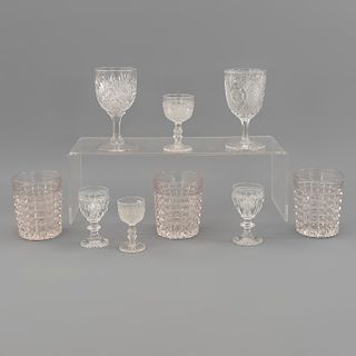 Lote de vasos y copas. SXX. Diferentes diseños. Elaborados en vidrio y vidrio prensado. Consta de: una para cremas, 3 vasos, otros.