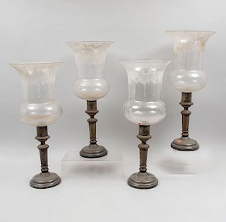 Juego de candeleros. Mediados del siglo XX. Elaborados en metal plateado sellado Doubl y pantallas de cristal esgrafiado. Piezas: 4
