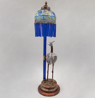 Lámpara de mesa. Siglo XX. Estilo Art Nouveau. Fundición de antimonio patinado con fuste de cristal azul cobalto y pantalla de vidrio.