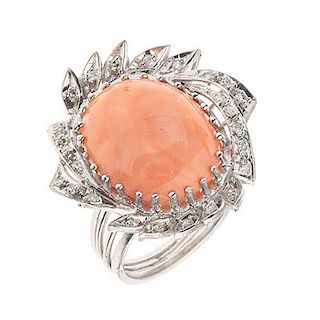 Anillo con coral y diamantes en plata paladio. 1 cabujón de coral rosa de 16 x 20 mm. 24 diamantes corte 8 x 8. Talla: 6. Pe...