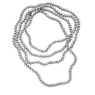 Collar de un hilo con perlas cultivadas en color gris. Peso: 117.3 g.