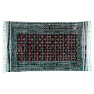 Tapete. Pakistán, siglo XX. Estilo Bokhara. Elaborado en fibras de lana y algodón. Decorado con motivos geométricos. 259 x 157 cm