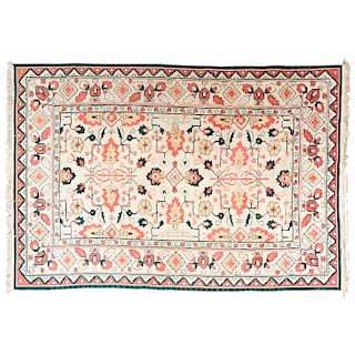 Tapete. Persia, siglo XX. Estilo Kilim. Anudado a mano con fibras de lana y algodón. Decorado con motivos orgánicos y geomét...