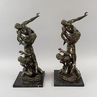 Esculturas laterales con El Rapto de las Sabinas. Años 60. Fundición en antimonio patinado con base de mármol negro. Pz: 2
