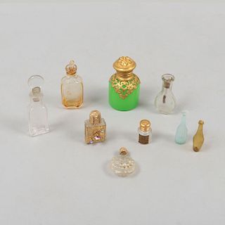 Lote de perfumeros y escencieros. Francia, siglo XX. Elaborados en vidrio prensado, uno de uranio y metal dorado. Pz: 8