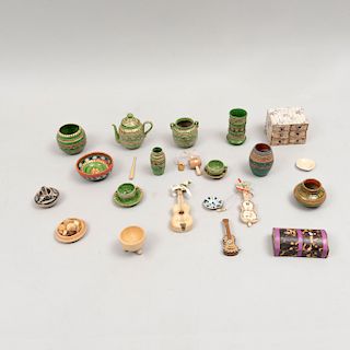 Lote de miniaturas. México y Japón, años 30. Elaborados en terracota policromada, tallas en hueso y madera. Piezas: 21