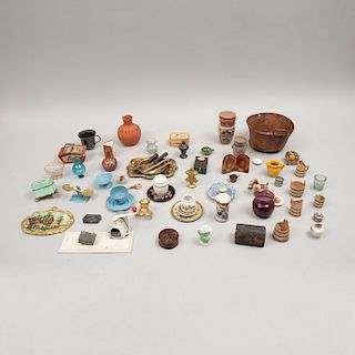 Lote de miniaturas. México y otros, años 30. Elaborados en cobre, vidrio, latón, metal, madera, terracota y cerámica. Piezas: 48