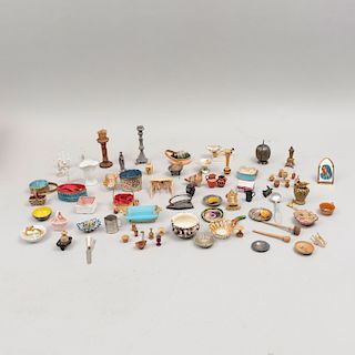Lote de miniaturas. México, Italia, Francia, otros. Siglo XX. Elaborados en porcelana, madera, cartón, vidrio, madera, otros. Pz: 83