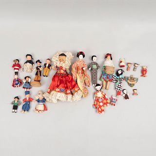 Lote de muñecas del mundo. México, Alemania, otros, años 30. Elaboradas en textil, resina y tallas en madera policromada. Pz: 23