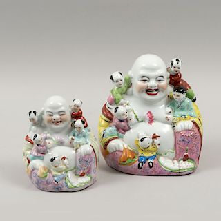 Lote de budas Hotei. China, siglo XX. Elaborados en cerámica vidriada, esgrafiada y policromada. Piezas: 2