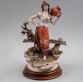 Mujer con jarrón. Italia, siglo XX. Elaborada en porcelana Capodimonte acabado gress. Detalles de conservación, faltante. 32...