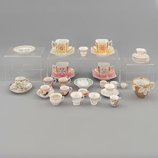 Lote de 20 tazas y 13 platos base. Diferentes orígenes, marcas y diseños. Siglo XX. Elaborados en porcelana y cerámica.