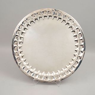 Charola. México, siglo XX. Diseño circular. Elaborada en plata Sterling, Ley 0.925. Peso: 1682 g