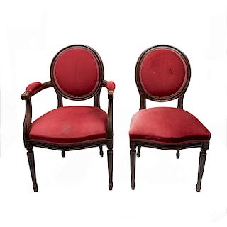 Juego de silla y sillón. Siglo XX. Estilo Luis XVI. Elaborados en madera con tapicería color rojo. Piezas: 2