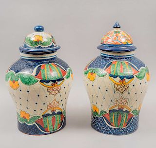 Lote de tibores. México, siglo XX. Elaborados en cerámica tipo talavera. Decorados con motivos florales y orgánicos. Pz: 2