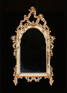 A GEORGE II STYLE CARVED AND PARCEL GILT WOOD MIRROR, 20TH CENTURY,