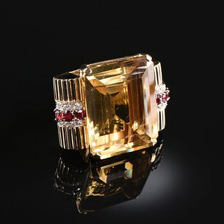 A LARGE ART MODERNE HONEY YELLOW CITRINE, DIAMOND, AND RUBY YELLOW GOLD RING, 