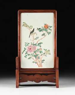 A QING DYNASTY (1644-1912) FAMILLE ROSE ENAMELED PORCELAIN PLAQUE ON STAND, CIRCA 1864,