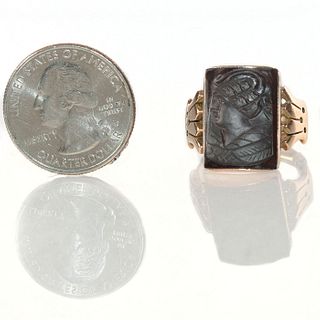 VICTORIAN 14 KARAT GOLD RING WITH NEOCLASSICAL CAMEO