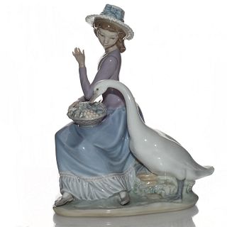 LLADRO FIGURINE, GOOSE TRYING TO EAT 01005034