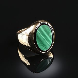 A 14K YELLOW GOLD, MALACHITE, AND ONYX GENT'S RING,