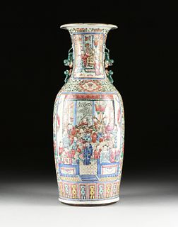 A CHINESE EXPORT FAMILLE ROSE PORCELAIN VASE, LATE QING DYNASTY, POSSIBLY GUANGXU REIGN (1871-1908),