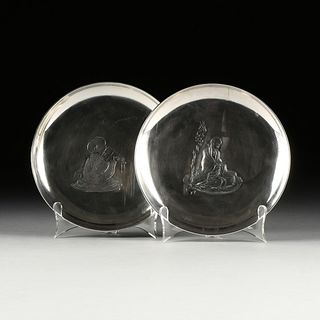 A PAIR OF JAPANESE STERLING SILVER REPOUSSÉ PLATES, MEIJI PERIOD (1868-1912)