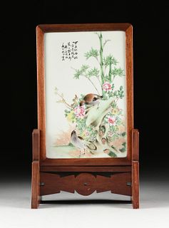 A FAMILLE ROSE PORCELAIN POEM PLAQUE ON STAND, CHINESE REPUBLIC PERIOD (1912-1949),