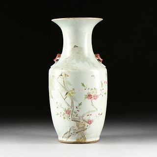 A CHINESE EXPORT FAMILLE ROSE PORCELAIN BALUSTER VASE, LATE QING DYNASTY (1644-1912),