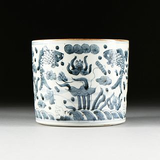 A MING DYNASTY STYLE BLUE AND WHITE PORCELAIN  BRUSH POT, EARLY 20TH CENTURY,