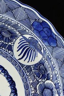 A JAPANESE ARITA BLUE AND WHITE PORCELAIN SCALLOPED CHARGER, 19TH CENTURY, 