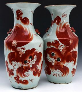 A PAIR OF LARGE 19TH CENTURY CHINESE PORCELAIN VASES
