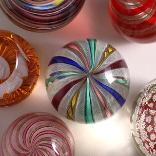 A COLLECTION OF CONTEMPORARY ART GLASS PAPERWEIGHTS